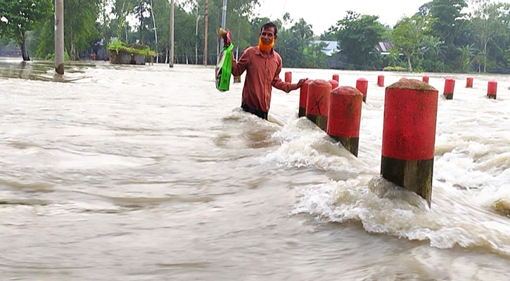 জামালপুরে সড়ক উপচে হু হু করে পানি ঢুকছে লোকালয়ে